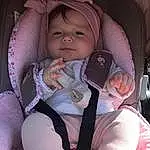 Visage, Joue, Peau, Head, Hand, Bras, Yeux, Facial Expression, Mouth, Comfort, Jambe, Human Body, Baby In Car Seat, Baby, Baby Carriage, Rose, Finger, Seat Belt, Baby & Toddler Clothing, Personne, Headwear