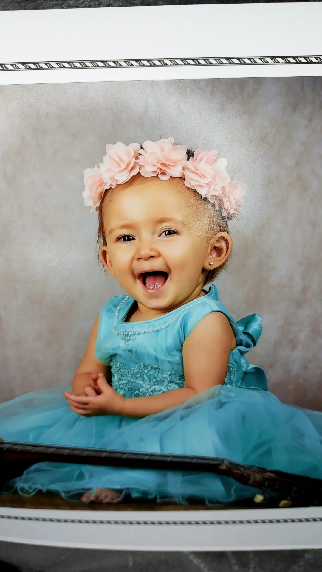 Sourire, Joue, Yeux, Picture Frame, Baby & Toddler Clothing, Flash Photography, Sleeve, Happy, Iris, Rose, Bambin, Aqua, Headpiece, Baby, Headband, Magenta, Fun, Enfant, Jewellery, Hair Accessory, Personne