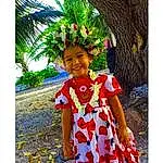 Sourire, Plante, Sleeve, Happy, People In Nature, Voyages, Adaptation, Leisure, Arbre, Magenta, Fun, Bambin, Arecales, Palm Tree, Pattern, Fashion Accessory, Ciel, Day Dress, Tradition, Enfant, Personne, Joy, Headwear