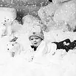 Neige, Freezing, People In Nature, Black-and-white, Happy, Playing With Kids, Fun, Hiver, Noir & Blanc, Monochrome, Event, Herbe, Bambin, Recreation, Precipitation, Playing In The Snow, Ice Cap, Poil, Personne, Headwear