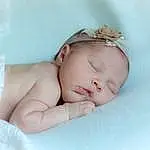 Enfant, Baby, Photograph, Peau, Hair Accessory, Sleep, Headband, Headpiece, Headgear, Baby Sleeping, Bambin, Hand, Fashion Accessory, Photography, Bedtime, Personne