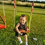 Ciel, Shorts, Playing Sports, Nature, Sourire, Happy, People In Nature, Herbe, Swing, Leisure, Aire de jeux, Public Space, Bambin, Recreation, Fun, Arbre, Outdoor Play Equipment, Grassland, Sports, Pole, Personne, Joy