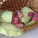 Comfort, Bois, Gesture, Baby, Bambin, Baby Sleeping, Baby & Toddler Clothing, Herbe, Linens, Basket, Baby Products, Happy, Enfant, Wicker, Thumb, Baby Safety, Bedtime, Sieste, Circle, Personne, Headwear
