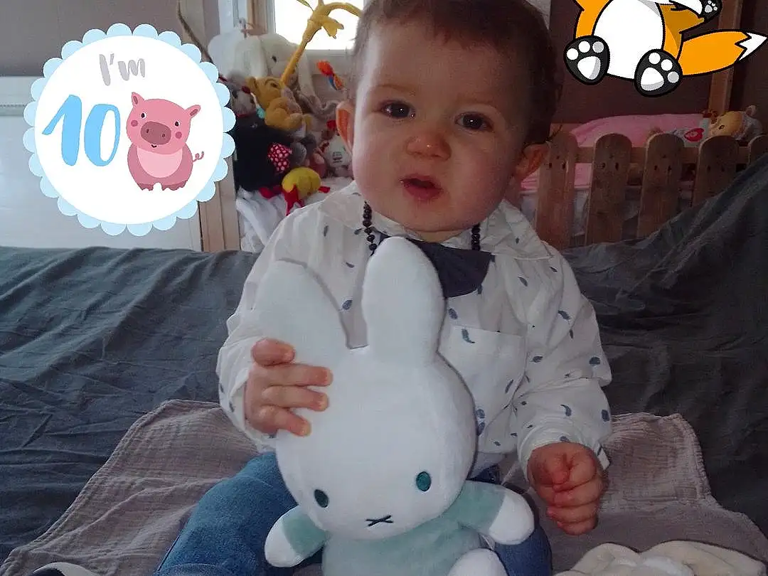 Joue, Peau, Head, Yeux, Facial Expression, Blanc, Textile, Sleeve, Baby & Toddler Clothing, Happy, Jouets, Finger, Comfort, Baby, Bambin, Fun, Sourire, Stuffed Toy, Personne