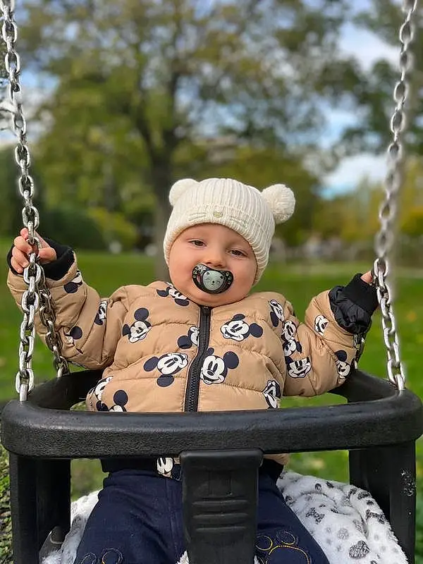 Head, Sourire, Yeux, Plante, Blanc, Green, Human Body, Swing, Debout, Happy, Baby, Herbe, Baby & Toddler Clothing, Aire de jeux, Leisure, Bambin, Recreation, Arbre, Outdoor Play Equipment, Personne, Headwear