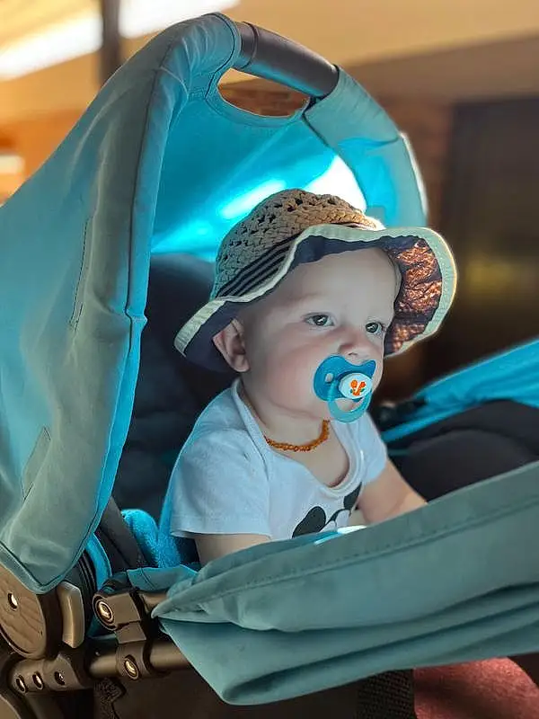 Bleu, Chapi Chapo, Baby Carriage, Cap, Bambin, Comfort, Bag, Baby, Electric Blue, Enfant, Baby Products, Baby & Toddler Clothing, Baseball Cap, Fun, Fashion Accessory, Assis, Car Seat, Personal Protective Equipment, Baby Safety, Personne, Headwear