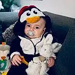 Visage, Head, Blanc, Human Body, Jouets, Headgear, Baby & Toddler Clothing, Bambin, Cap, Chapi Chapo, Penguin, Enfant, Fictional Character, Baby, Stuffed Toy, Lap, Fun, Glove, Peluches, Personne