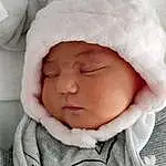 Visage, Nez, Joue, Peau, Head, Lip, Chin, Hand, Yeux, Mouth, Comfort, Baby, Baby Sleeping, Textile, Headgear, Bambin, Linens, Baby & Toddler Clothing, Enfant, Poil, Personne, Headwear