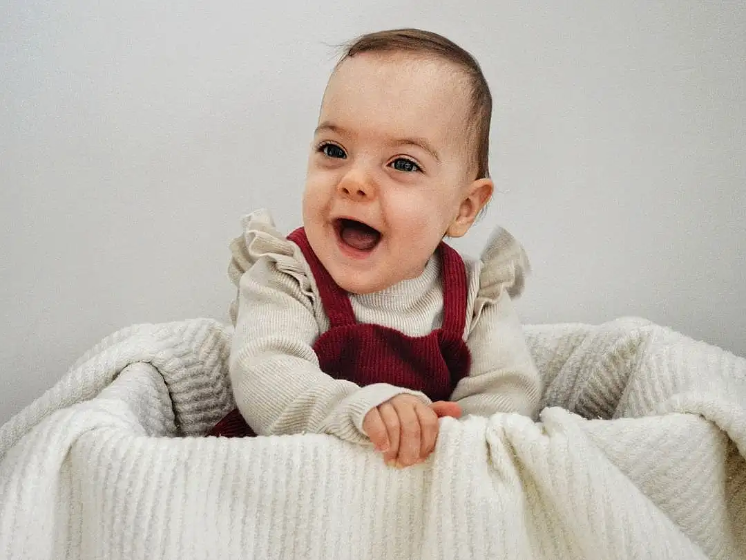 Sourire, Joue, Peau, Head, Yeux, Eyebrow, Comfort, Flash Photography, Sleeve, Happy, Gesture, Collar, Baby, Baby & Toddler Clothing, Bambin, Enfant, Event, Laugh, Poil, Assis, Personne