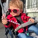 Lunettes, Lip, Vision Care, Sunglasses, Eyewear, Goggles, Street Fashion, Bambin, Recreation, Personal Protective Equipment, Audio Equipment, Electric Blue, Fashion Accessory, Event, Magenta, Fun, Baby Carriage, Carmine, Herbe, Enfant, Personne
