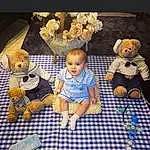 World, Jouets, Adaptation, Baby, People, Bambin, Fun, Art, Pattern, Enfant, Room, Event, Stuffed Toy, Assis, T-shirt, Play, Square, Lap, Recreation, Personne