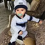Footwear, Blanc, Cap, Sleeve, Baby & Toddler Clothing, Headgear, Cool, Bambin, Sneakers, Chapi Chapo, Baby, Fun, Knee, Electric Blue, Human Leg, Assis, Fashion Accessory, Costume Hat, Personal Protective Equipment, Personne, Headwear