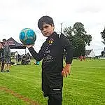 Baballe, GarÃ§on, Enfant, Clothing, Competition Event, Football, Football Player, Fun, Herbe, Green, Leisure, Male, Personne, Plante, Play, Player, Sports, Sports Training, Debout, Yellow