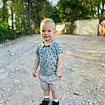 Shorts, Sourire, People In Nature, Leaf, Plante, Arbre, Flash Photography, Happy, Herbe, Baby & Toddler Clothing, Bois, Summer, T-shirt, Bambin, Asphalt, Fun, Leisure, Electric Blue, Baby, ForÃªt, Personne, Joy
