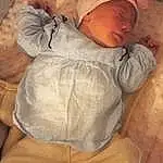 Peau, Comfort, Orange, Baby, Baby & Toddler Clothing, Baby Sleeping, Bambin, Linens, Enfant, Bedtime, Bois, Baby Products, Room, Baby Safety, Sleeve, Sieste, Chapi Chapo, Sleep, Hardwood, Bedding