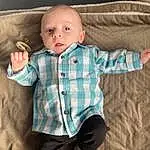Joue, Peau, Jambe, Baby & Toddler Clothing, Human Body, Sleeve, Gesture, Iris, Baby, Finger, Comfort, Bambin, Dress Shirt, Tartan, Happy, Plaid, Enfant, Couch, Pattern, Assis, Personne