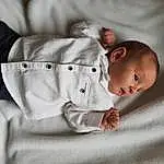Peau, Bras, Comfort, Baby & Toddler Clothing, Textile, Sleeve, Baby, Gesture, Collar, Bambin, Enfant, Baby Sleeping, Beauty, Linens, Baby Products, Flash Photography, Monochrome, Elbow, Bedtime, Personne