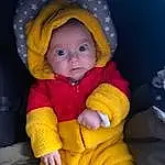 Nez, Joue, Peau, Head, Chin, Yeux, Eyebrow, Facial Expression, Mouth, Baby & Toddler Clothing, Human Body, Baby, Sleeve, Iris, Orange, Yellow, Jacket, Bambin, Comfort, Baby Products, Personne, Headwear
