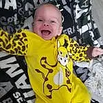 Sourire, Sleeve, Textile, Yellow, Baby & Toddler Clothing, Happy, Font, Bambin, T-shirt, Pattern, Baby, Linens, Fun, Logo, Room, Sportswear, Légende de la photo, Top, Personne