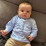 Visage, Joue, Sleeve, Baby & Toddler Clothing, Comfort, Happy, Dress Shirt, Baby, Bambin, Enfant, Knee, Sourire, T-shirt, Assis, Foot, Human Leg, Thigh, Portrait Photography, Fun, Personne