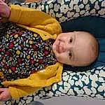 Joue, Peau, Yeux, Comfort, Human Body, Baby & Toddler Clothing, Baby, Textile, Sleeve, Iris, Yellow, Bambin, Baby Products, Pattern, Sourire, Thigh, Assis, Linens, Enfant, Room, Personne, Joy