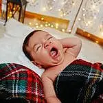 Head, Photograph, Tartan, Facial Expression, Sourire, Couch, Human Body, Flash Photography, Lighting, Happy, Plaid, Comfort, Red, Fun, Christmas Ornament, Arbre, People, Baby, Pattern, Bambin, Personne