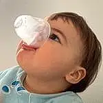 Joue, Peau, Hand, Drinkware, Liquid, Baby Bottle, Eyelash, Neck, Oreille, Fluid, Plastic Bottle, Milk, Drinking, Bambin, Baby & Toddler Clothing, Baby Products, Enfant, Baby, Glass, Drink, Personne
