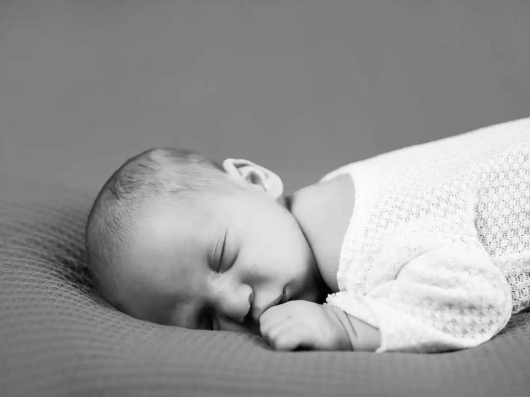 Joue, Peau, Comfort, Flash Photography, Sleeve, Baby, Iris, Baby & Toddler Clothing, Finger, Bambin, Enfant, Happy, Noir & Blanc, Linens, Monochrome, Bedtime, Room, Baby Sleeping, Portrait Photography, Sieste, Personne
