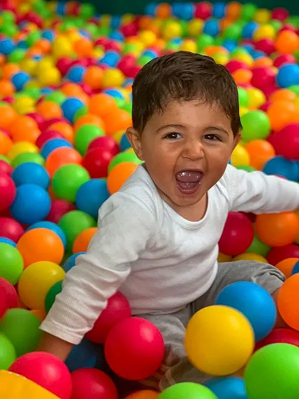 Visage, Ball Pit, Photograph, Facial Expression, Sourire, Baby Playing With Toys, Green, Black, Baballe, Fun, Yellow, Leisure, Enfant, Happy, Bambin, Aire de jeux, People, Playing Sports, Beauty, Play, Personne