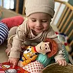 Peau, Sourire, Facial Expression, Blanc, Textile, Baby, Happy, Cap, Bambin, Baby & Toddler Clothing, Enfant, Bois, Baby Playing With Toys, People, Jouets, Fun, Room, Leisure, Personne, Joy, Headwear