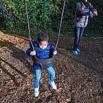 Plante, Swing, Herbe, People In Nature, Bambin, Arbre, Aire de jeux, Sneakers, Recreation, Electric Blue, Leisure, Outdoor Play Equipment, Soil, City, Fun, Baby, Shade, Play, Enfant, Denim, Personne, Joy