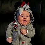 Joue, Yeux, Sourire, Baby & Toddler Clothing, Human Body, Flash Photography, Sleeve, Cap, Happy, Gesture, Baby, Headgear, Collar, Bambin, Jacket, Baby Laughing, Costume Hat, Hood, Beanie, Enfant, Personne, Headwear