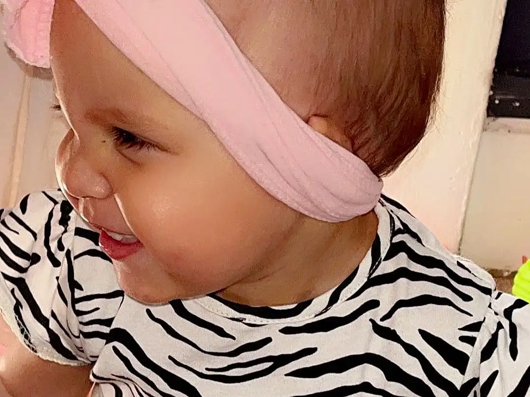 Clothing, Joue, Chin, Sourire, Coiffure, Facial Expression, Blanc, Neck, Baby & Toddler Clothing, Eyelash, Oreille, Sleeve, Cap, Happy, Baby, Finger, Rose, Personne, Headwear