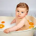 Peau, Baby Bathing, Bathtub, Eau, Plumbing Fixture, Fluid, Bathing, Bathroom, Plante, Bambin, Baby, Plumbing, Liquid, Personal Care, Enfant, Baby Products, Chest, Fun, Bath Toy, Assis, Personne