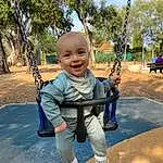 Sourire, Yeux, Ciel, Arbre, Wheel, Plante, Tire, Happy, Baby, Swing, Leisure, Aire de jeux, Herbe, Fun, Bambin, Baby & Toddler Clothing, Recreation, Electric Blue, City, Outdoor Play Equipment, Personne, Joy