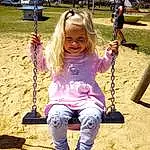 Sourire, Blanc, Happy, Rose, Leisure, Plante, Fun, Herbe, Bambin, Summer, Arbre, Aire de jeux, Recreation, Outdoor Play Equipment, Enfant, People In Nature, City, Baby & Toddler Clothing, Swing, Play, Personne, Joy