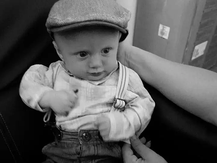 Peau, Facial Expression, Blanc, Jambe, Flash Photography, Debout, Black-and-white, Style, Finger, Baby, Bambin, Sourire, Happy, Comfort, Enfant, Cap, Fun, Noir & Blanc, Monochrome, Assis, Personne, Headwear