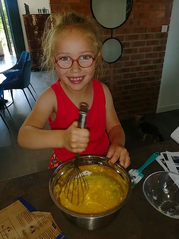 Nourriture, Lunettes, Sourire, Table, Ingredient, Tableware, Cuisine, Dish, Recipe, Cooking, Chair, Kitchen Utensil, Yellow Curry, Drink, Eyewear, Plate, Comfort Food, Mixing Bowl, Dessert, Art, Personne, Joy