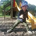 Arbre, Sourire, Plante, Bois, Herbe, Bambin, Chapi Chapo, Sneakers, Leisure, Recreation, Outdoor Play Equipment, Shade, Fun, People In Nature, Sun Hat, City, Soil, Playground Slide, Assis, Aire de jeux, Personne, Headwear