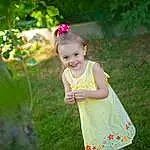 Visage, Sourire, Plante, Green, People In Nature, Dress, Flash Photography, Happy, Rose, Baby & Toddler Clothing, Herbe, Bambin, Grassland, Summer, Meadow, Fleur, Headband, Baby, Magenta, Personne, Joy