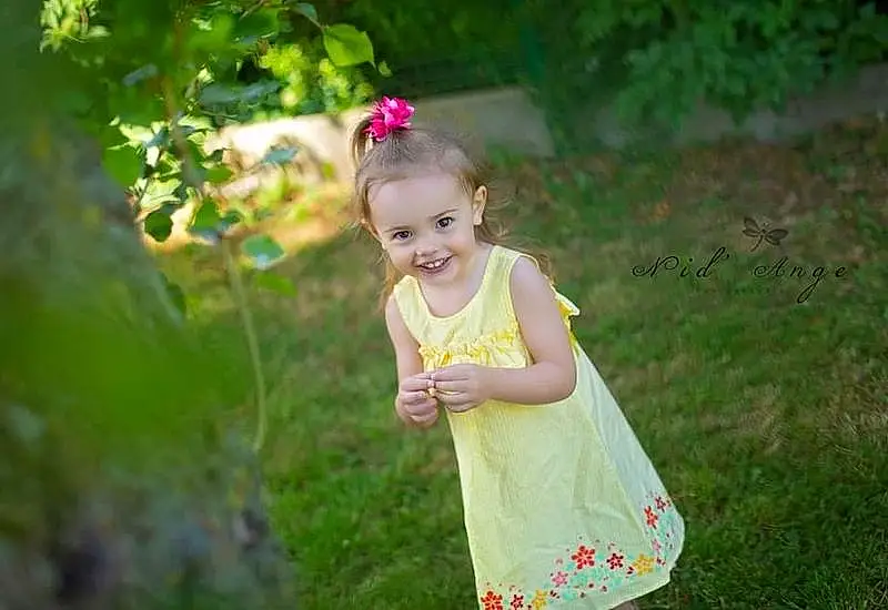 Visage, Sourire, Plante, Green, People In Nature, Dress, Flash Photography, Happy, Rose, Baby & Toddler Clothing, Herbe, Bambin, Grassland, Summer, Meadow, Fleur, Headband, Baby, Magenta, Personne, Joy