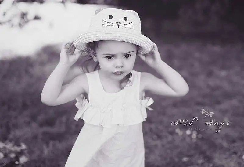 Peau, Lip, Hand, Bras, Sourire, Plante, Blanc, Chapi Chapo, People In Nature, Flash Photography, Happy, Debout, Sun Hat, Black-and-white, Gesture, Dress, Herbe, Style, Finger, Headgear, Personne, Headwear