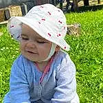 Photograph, Sourire, Blanc, Green, Cap, Plante, Herbe, Baby & Toddler Clothing, People In Nature, Happy, Bambin, Baby, Enfant, Fashion Accessory, Chapi Chapo, Pattern, Fun, Costume Hat, Assis, Portrait Photography, Personne, Headwear