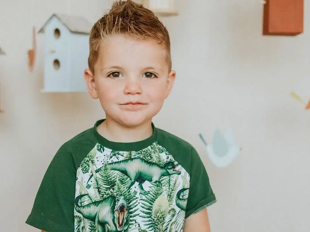 Visage, Joue, Head, Chin, Sourire, Sleeve, Flash Photography, Debout, Wall, T-shirt, Bois, Happy, Enfant, Bambin, Baby & Toddler Clothing, Knee, Room, Pattern, Assis, Personne, Joy