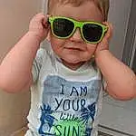 Clothing, Visage, Hair, Lunettes, Peau, Head, Coiffure, Mouth, Vision Care, Yeux, Facial Expression, Goggles, Shorts, Sunglasses, Blanc, Jambe, Green, Bleu, Personne
