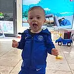 Sourire, Yeux, Sleeve, Wheel, Tire, Bambin, Baby, Enfant, Electric Blue, Happy, Baby & Toddler Clothing, Fun, Vacation, Thumb, Play, Leisure, Machine, Personne