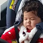 Joue, Facial Expression, Comfort, Bambin, Happy, Enfant, Voyages, Fun, Hiver, Carmine, Poil, Head Restraint, Baby Products, Baby & Toddler Clothing, Car Seat, Baby, Cap, Air Travel, Steering Wheel, Personne