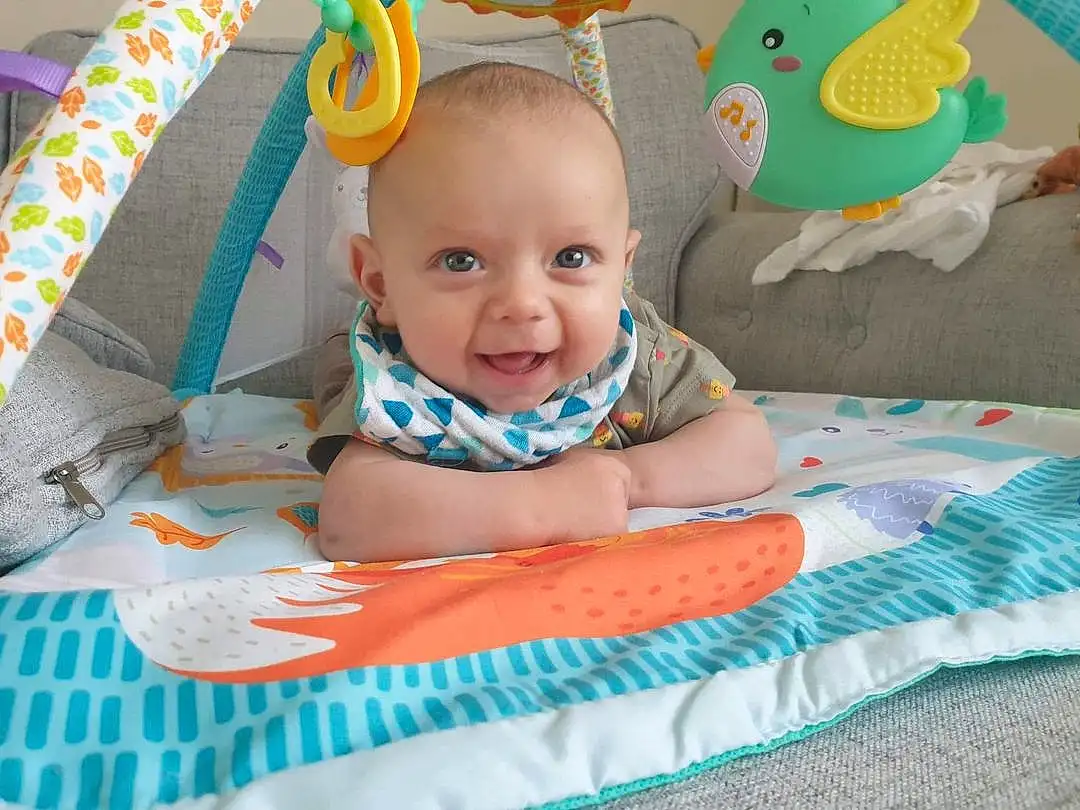 Head, Sourire, Yeux, Baby, Textile, Orange, Baby & Toddler Clothing, Happy, Bambin, Baby Playing With Toys, Enfant, Leisure, Fun, Comfort, Baby Products, Linens, Assis, Event, Tummy Time, Personne