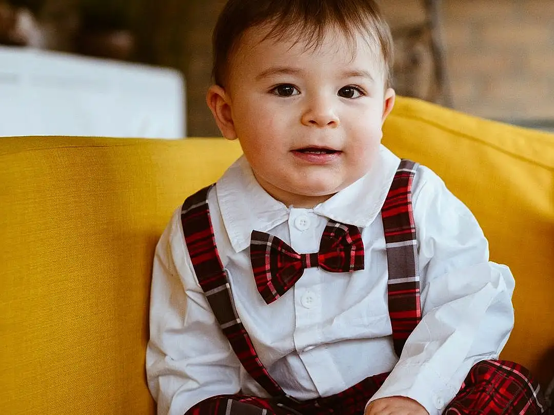 Head, Facial Expression, Sleeve, Baby & Toddler Clothing, Collar, Happy, Bow Tie, Tie, Bambin, Baby, Dress Shirt, Bois, Comfort, Plaid, Pattern, Tartan, Formal Wear, Assis, Sourire, Room, Personne