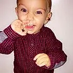 Clothing, Hair, Nez, Joue, Peau, Head, Bras, Yeux, Sourire, Mouth, Baby & Toddler Clothing, Human Body, Neck, Sleeve, Debout, Happy, Gesture, Finger, T-shirt, Thumb, Personne